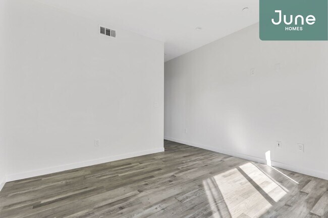 Building Photo - Queen room in 5-bed/7.0-bath Home