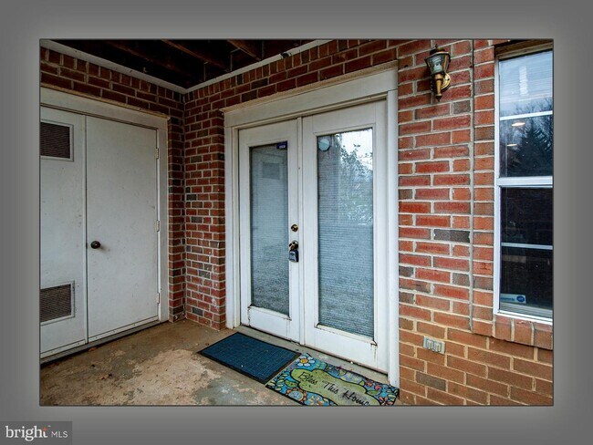 Building Photo - 9720 Lake Point Ct