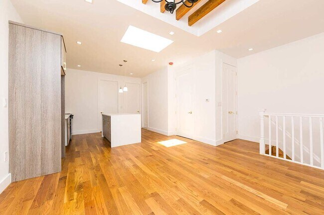 Building Photo - 506 Warwick St