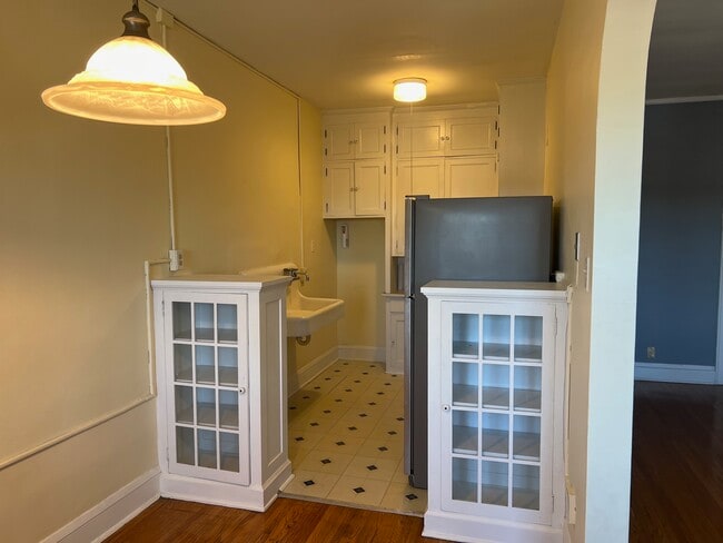 Kitchen - 3900 Sunnyside Rd