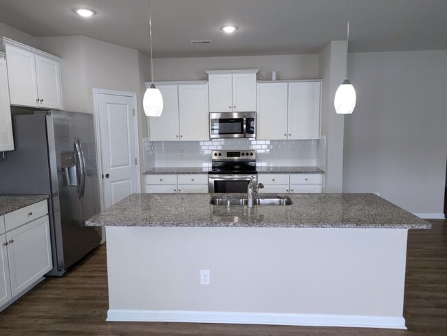 Building Photo - 4 Bedroom!  Easy Access, I-485, I-85, Airp...