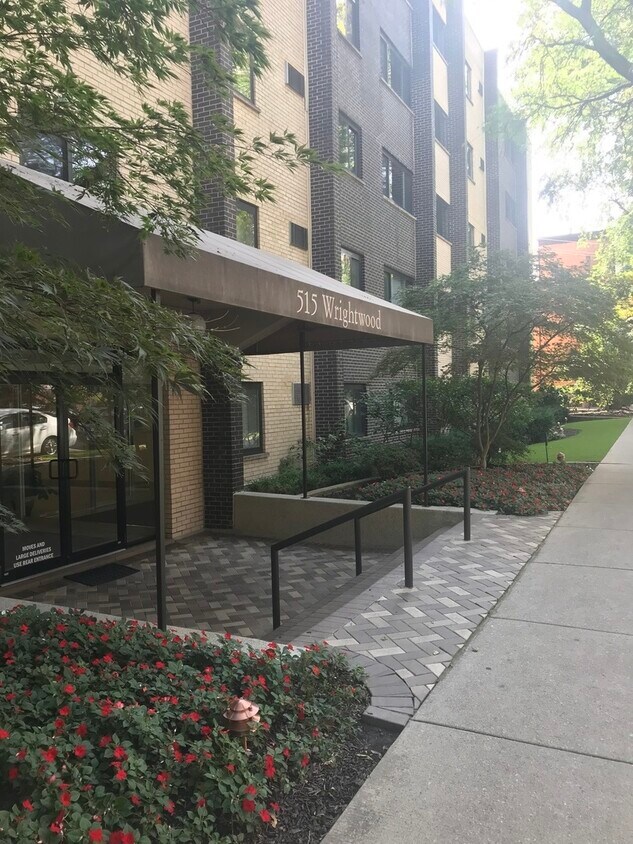Foto principal - 515 W Wrightwood Ave