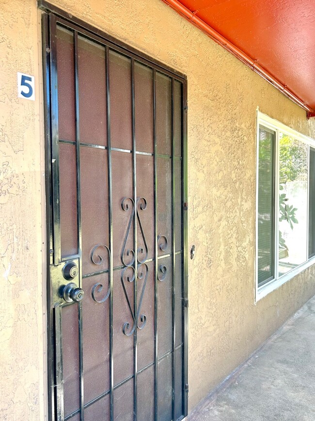 Building Photo - 3273 Lynde St