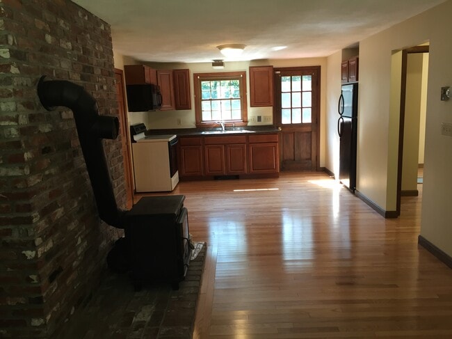 Building Photo - 45 Meetinghouse Rd
