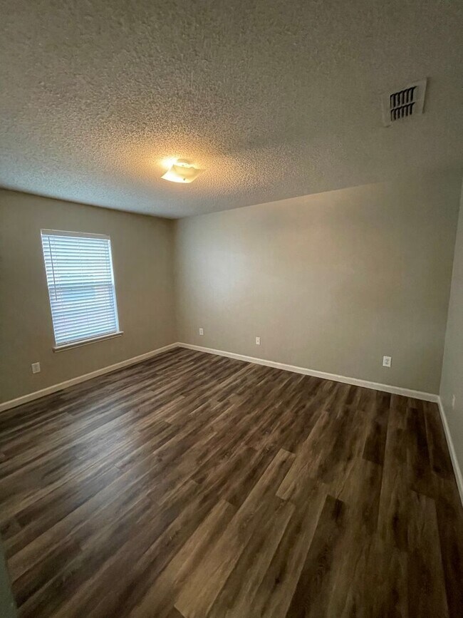 Building Photo - Beautiful well kept 3/2 located in South L...