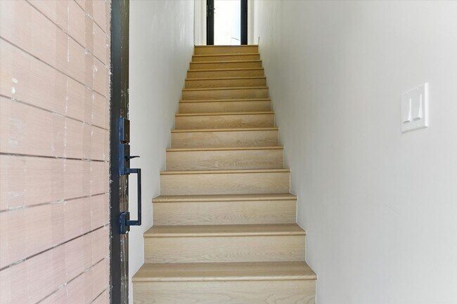 Building Photo - 1172 N Wilton Pl