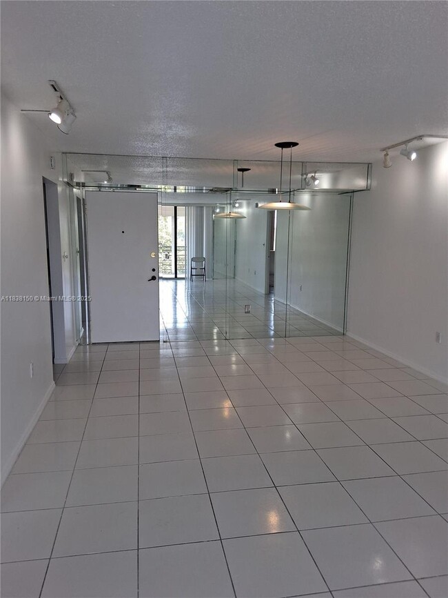 Building Photo - 1400 St Charles Pl