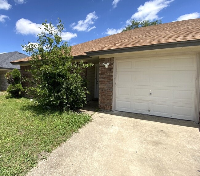 Building Photo - 3210 Toledo Dr