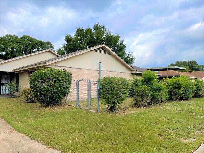 Foto del edificio - 4206 Fallen Oaks Dr
