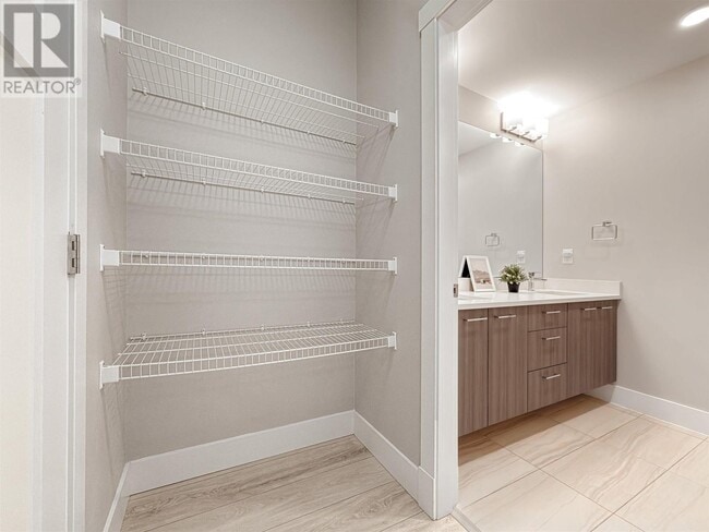 Photo du bâtiment - 4690-4690 Hawk Ln
