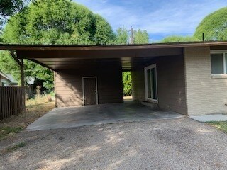 Building Photo - 2 bed 1 bath spacious duplex off State St.