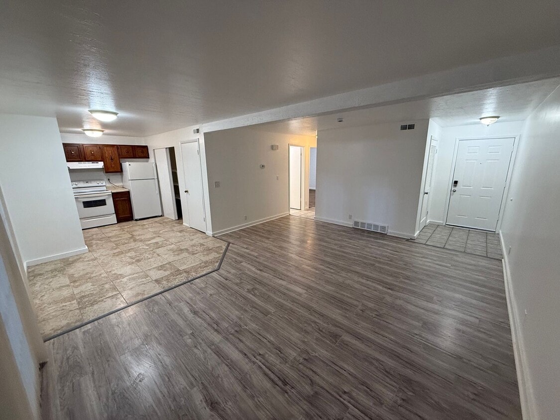 Beautiful Two Bedroom Apt; Salt Lake City, 1,000 sq ft; New Flooring - Beautiful Two Bedroom Apt; Salt Lake City, 1,000 sq ft; New Flooring