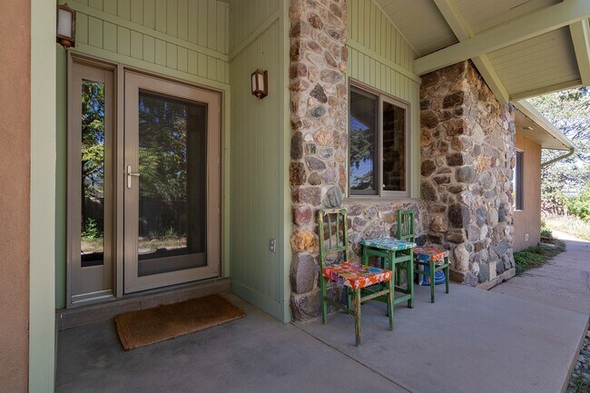 Foto del edificio - Large Home on 1 Acre Lot Near Christus St....