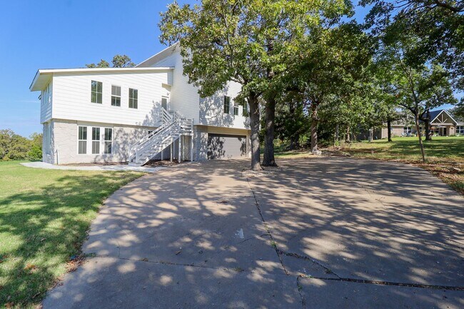 Building Photo - 4 Bed | 3 Bath on Keystone Lake!