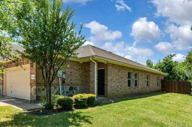 Building Photo - AVAILABLE NOW! NICE 3 BEDROOM TOWNHOME LOC...