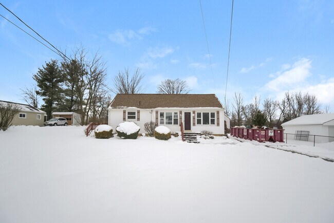 Foto del edificio - Inviting 3-Bedroom Bedford Home with Spacious Interiors
