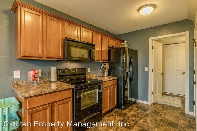 Building Photo - 3 br, 3 bath House - 2104 Marina Rd SE