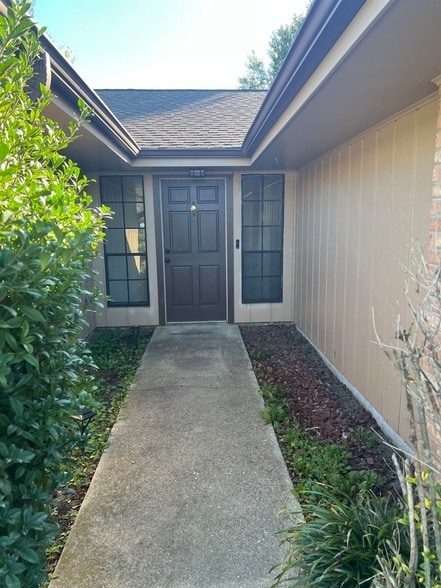 Building Photo - 211 Chantilly Dr