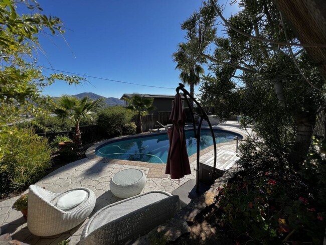 Building Photo - 3 Bedroom 2.5 Bathroom home with Stunning ...