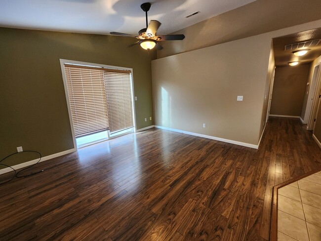 Building Photo - Beautiful home in Pasco