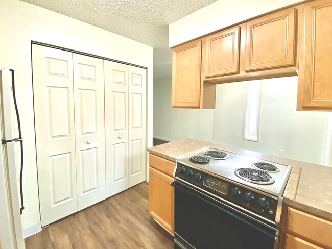 Foto del edificio - CHARMING SANDY APARTMENT HOME! W/S/G INCLU...