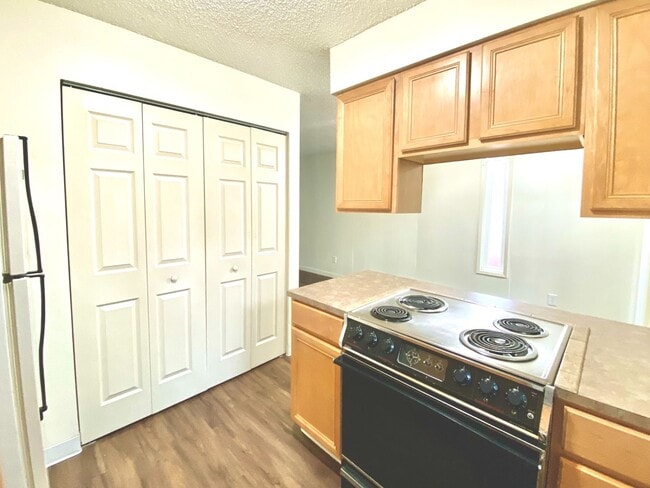 Building Photo - CHARMING SANDY APARTMENT HOME! W/S/G INCLU...
