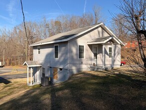 Building Photo - 104 Doak St