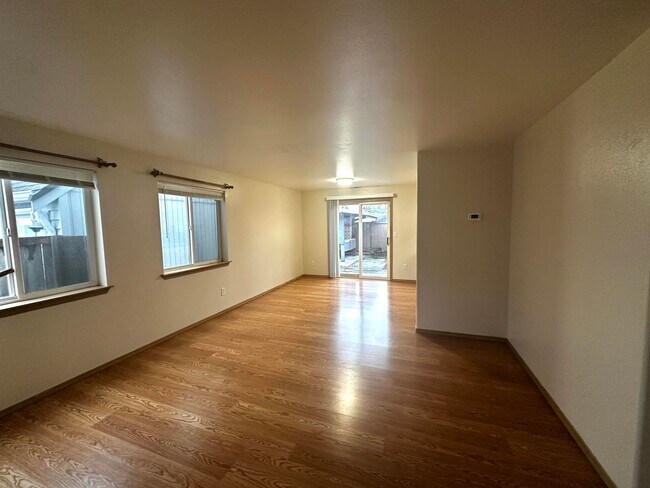 Foto del edificio - Charming Three Bedroom Near Pacific Ave!