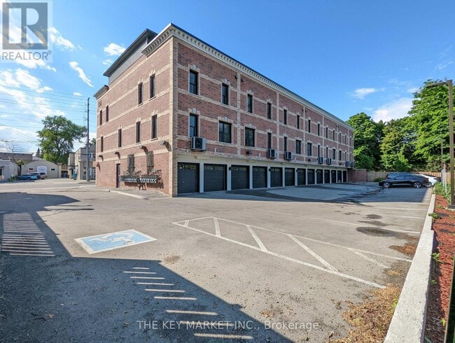 Photo du bâtiment - 760-760 Lakeshore Rd E