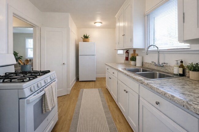 Foto del edificio - Relaxed Living in Desirable North Alhambra – Cozy 1BR