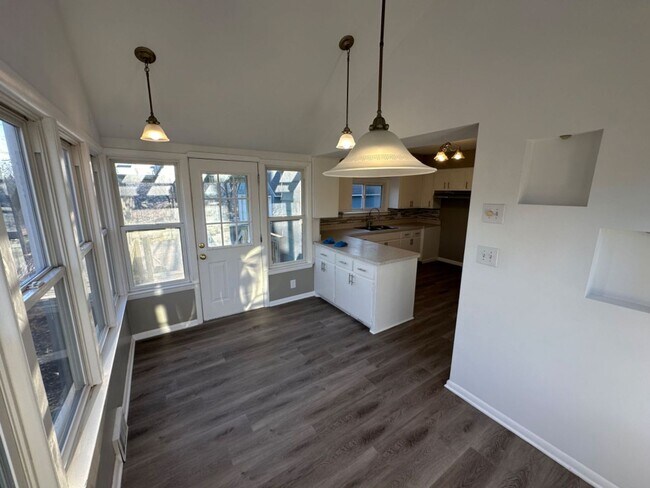 Building Photo - 3 Bedroom Single Family
