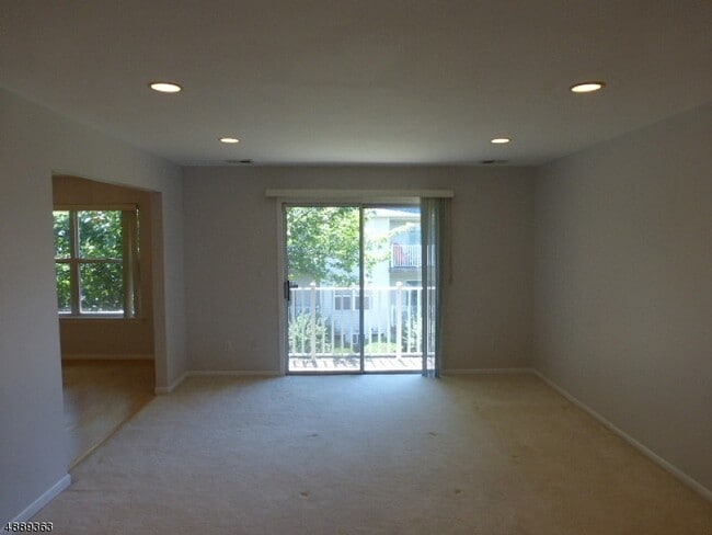 Foto del edificio - 4 Donna Dr