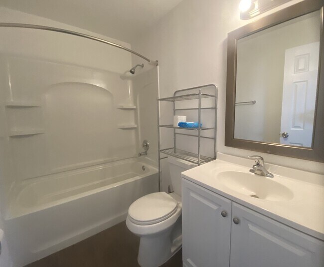 Building Photo - 444 Norwich Ln