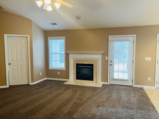 Building Photo - Welcome home! 3 Bedroom 2 Bath home in Sum...
