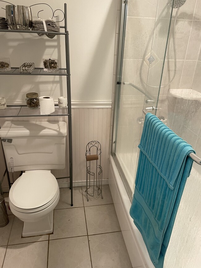 Bathroom - 960 Larrabee St