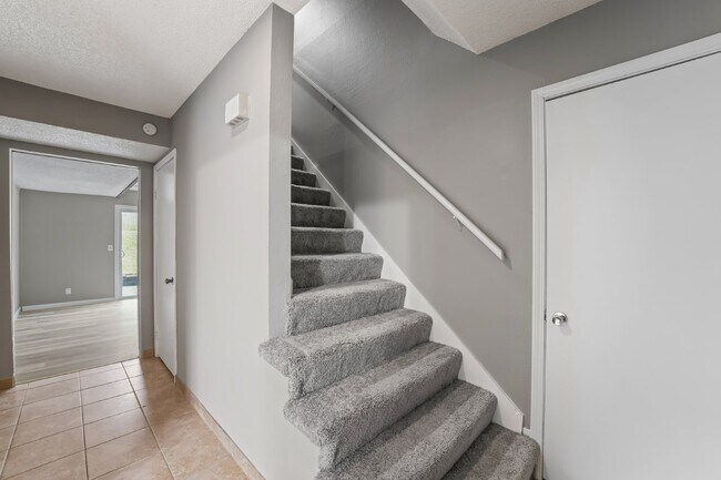 Foto del edificio - " Renovated 3-Bed, 2.5 Bath in Olathe - Available Now!"  1st month's rent is FREE!*