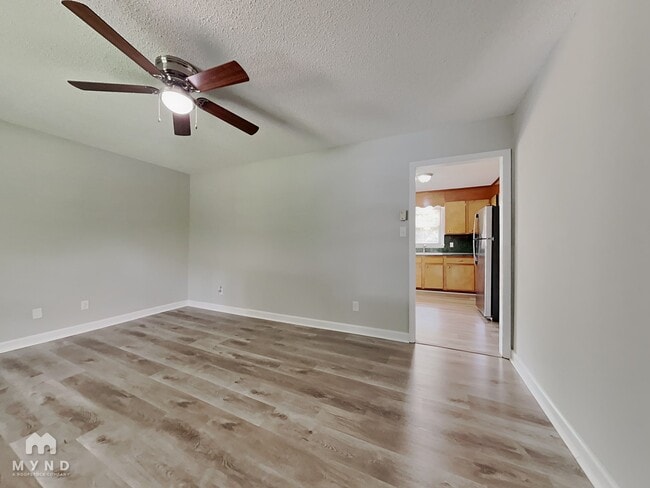 Building Photo - 621 E Centerview St