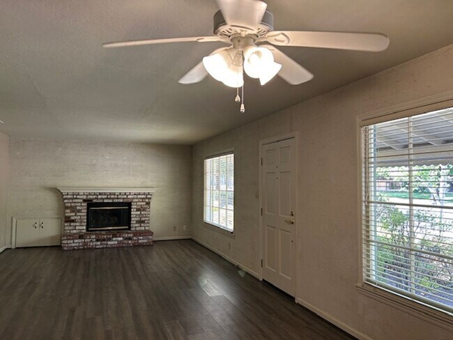 Foto del edificio - 2280 Summerfield Rd
