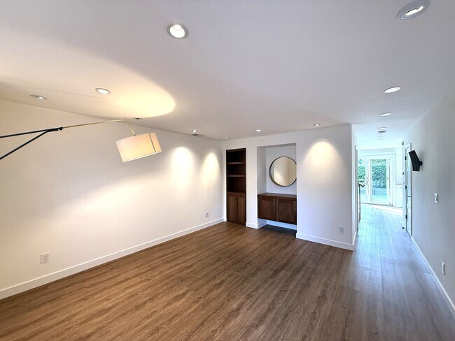 Building Photo - STUNNING THREE BEDROOM PLUS OFFICE MARINER GREEN CONDO WITH GREAT OUTDOOR SPACE