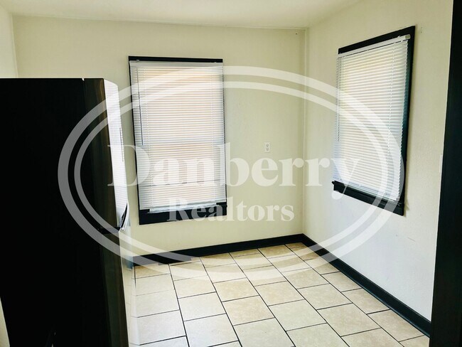 Foto del edificio - 3860 Upton Ave
