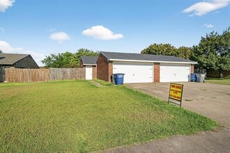 Building Photo - 534 Canary Ln