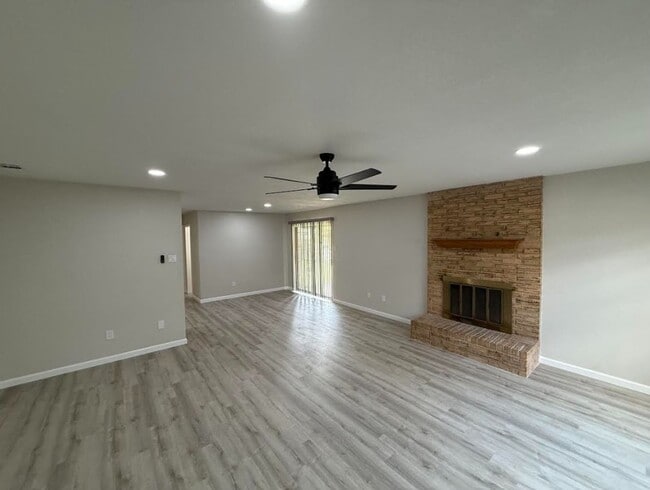 Building Photo - AVAILABLE NOW - (SECTION 8 ACCEPTED)