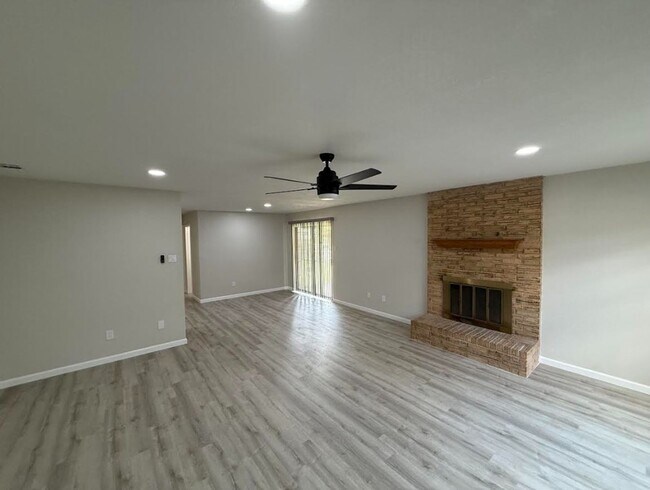 Foto del edificio - AVAILABLE NOW - (SECTION 8 ACCEPTED)