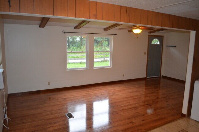 Foto del edificio - 7422 Angel Ridge Rd