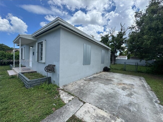 Foto del edificio - 1320 NW 87th St