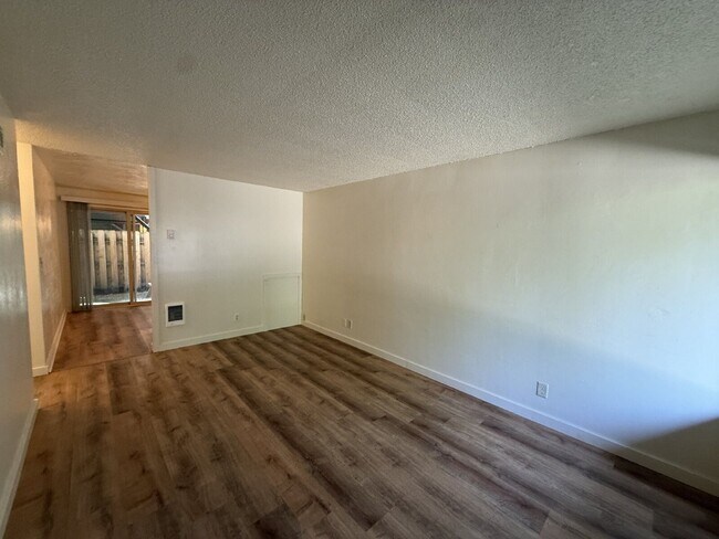 Building Photo - 851 W 5th Ave