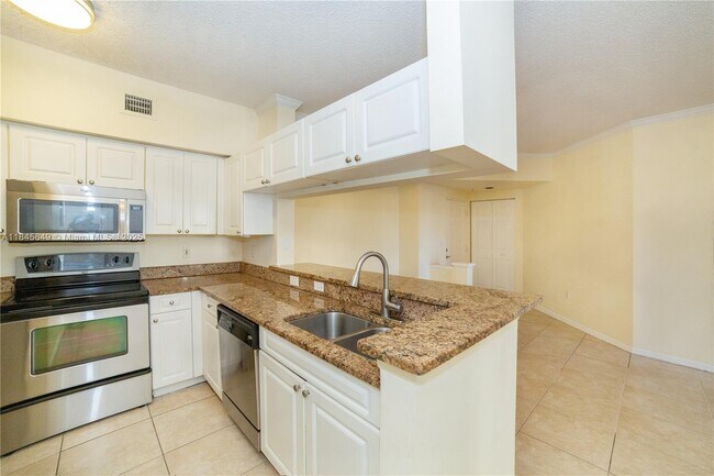 Foto del edificio - 17150 N Bay Rd