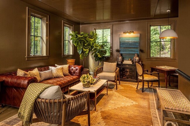 Building Photo - Exquisite home in Fox Chapel