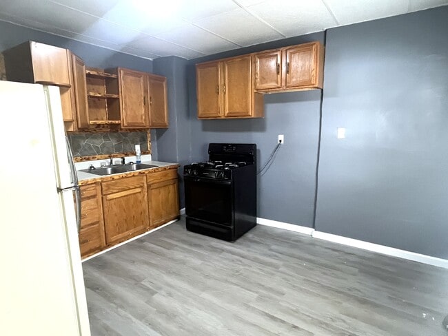 Building Photo - 909 W 17th St