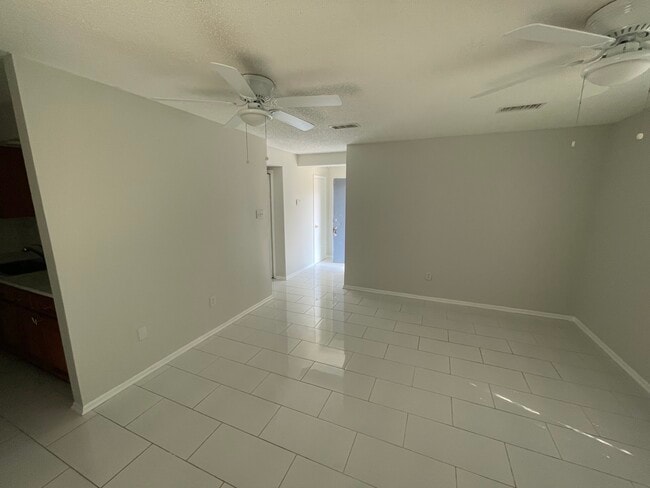 Building Photo - 390 Guzzardo Ln